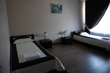 Фото номера Трехместный номер «Комфорт» с душем Отель Hotel Central Park г. Velyikyy Bychkiv 5