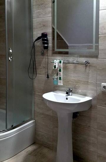 Фото номера Семейный полулюкс Отель Hotel Central Park г. Velyikyy Bychkiv 10